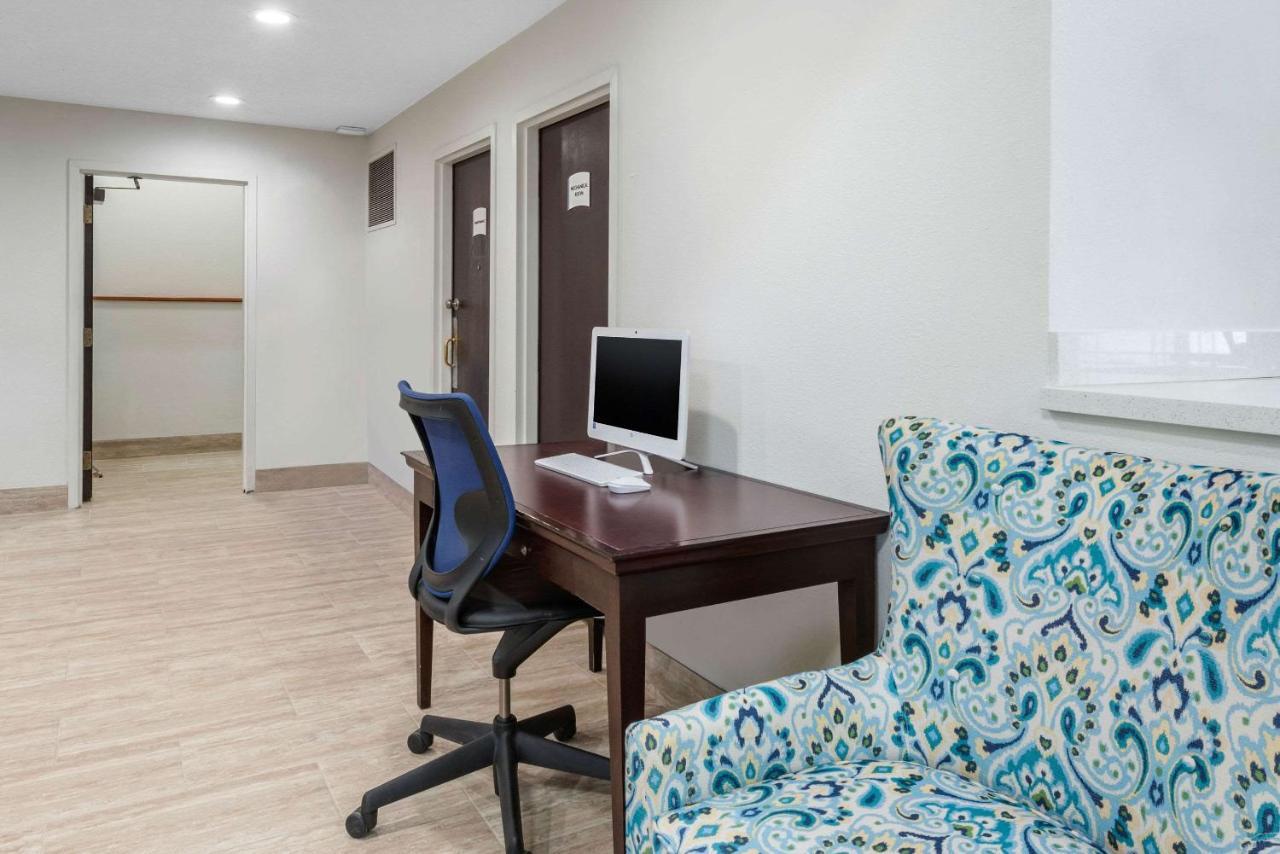 Quality Inn Coraopolis Экстерьер фото